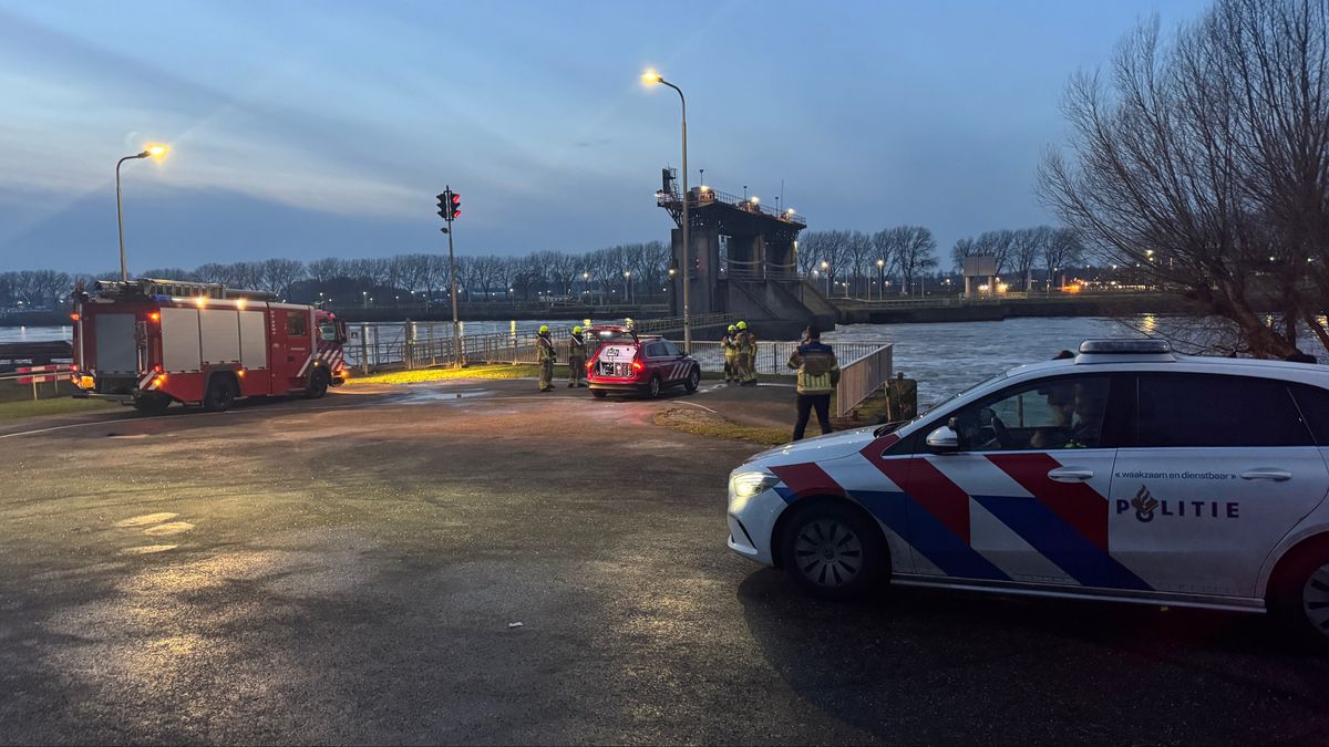 Bootje omgeslagen bij sluizencomplex Belfeld: twee personen naar ziekenhuis