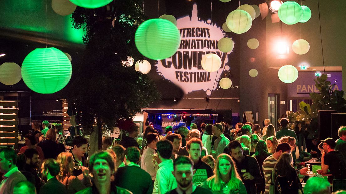 Publiek loopt van zaal naar zaal op het Utrecht International Comedy Festival.