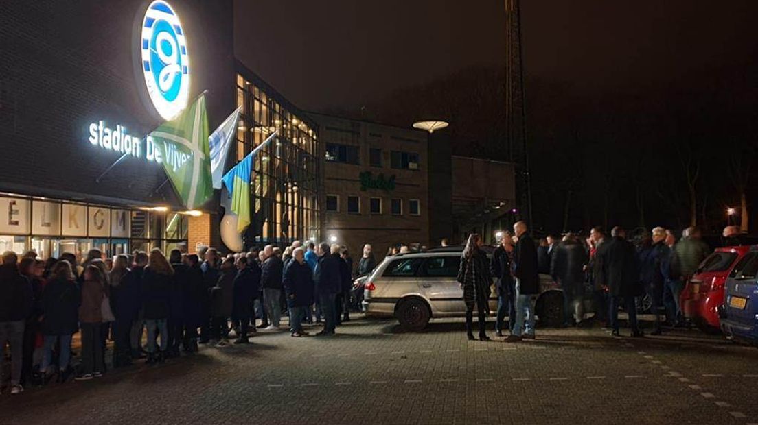 Zo'n duizend mensen namen vrijdag afscheid in Doetinchem van het omgekomen gezin uit Duiven. Het afscheid was in het businesscentrum van de Vijverberg, het stadion van De Graafschap.