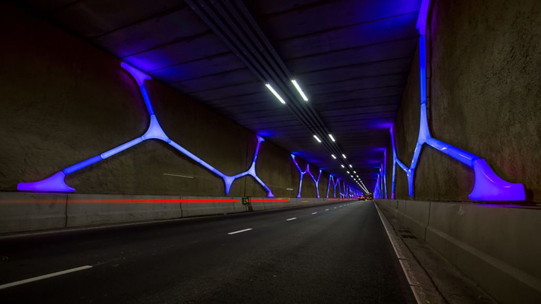 Hondsrugtunnel paars verlicht