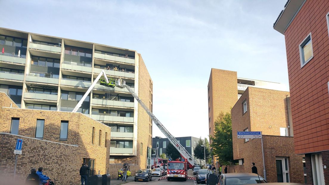 Het bakje van de hoogwerker bleef hoog in de lucht steken.