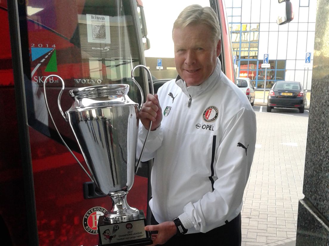 Feyenoorders poseren met gestolen cup