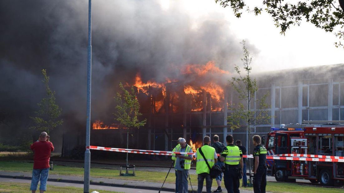 Het is nog niet bekend wat de brand heeft veroorzaakt (Rechten: De Vries Media)