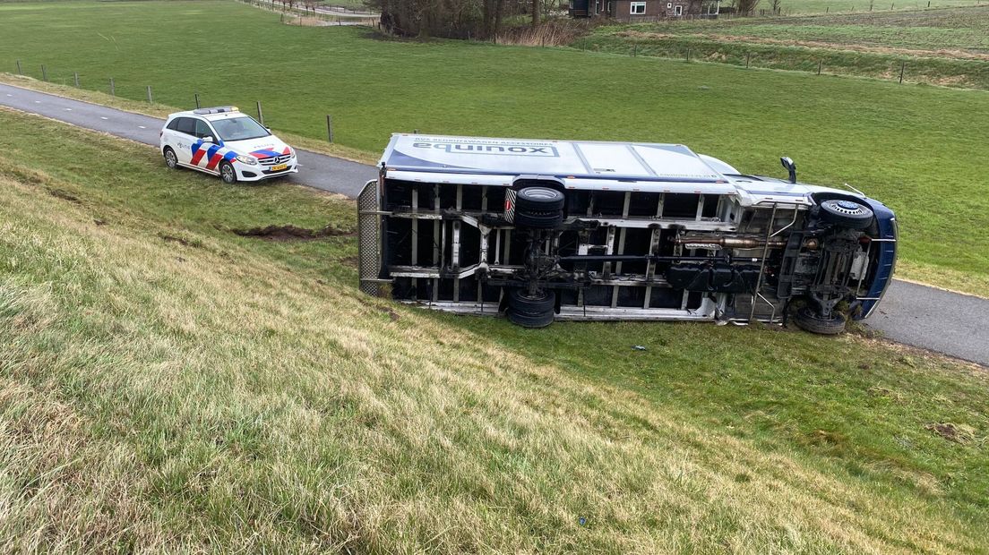 Vrachtwagen van de IJsseldijk geblazen