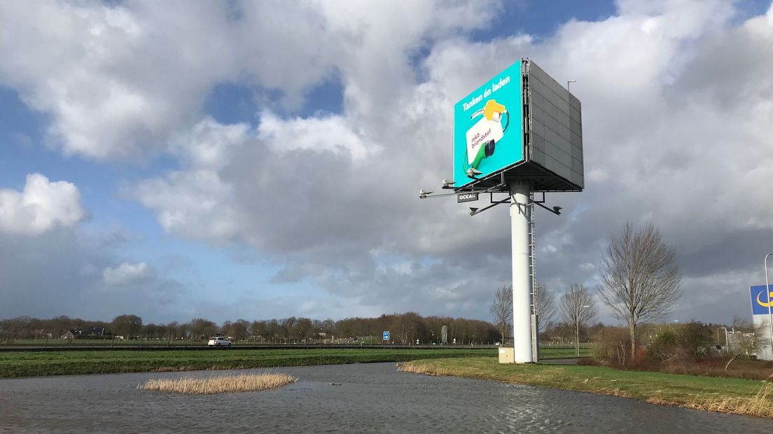 Reclamemasten zoals deze bij Hoogeveen verpesten het Drentse landschap, vindt de Natuur- en Milieufederatie