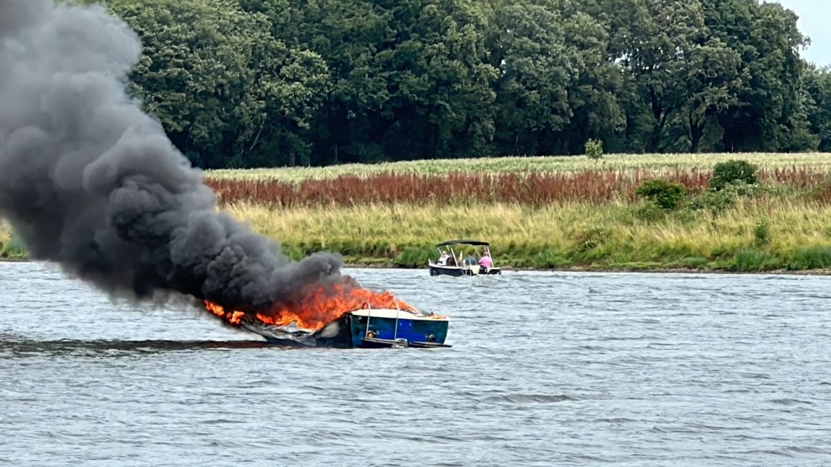 Bootje afgebrand op Maas bij Lottum: opvarenden aan wal