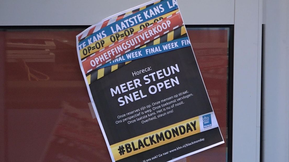 Een #BlackMonday-poster op de ruit van Antje's Taverne