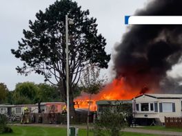 Een brand legt op een vakantiepark in Rockanje een stacaravan in de as