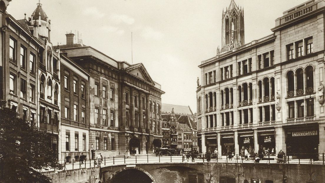Het pand aan de Oudegracht (tussen 1925 en 1930).