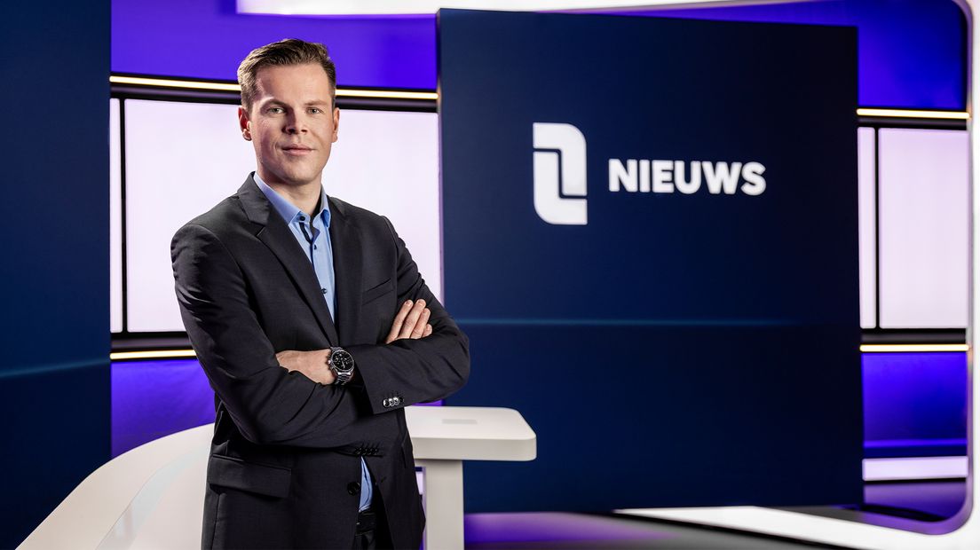 L1 Nieuws-presentator Maarten Bastiaens in de studio.