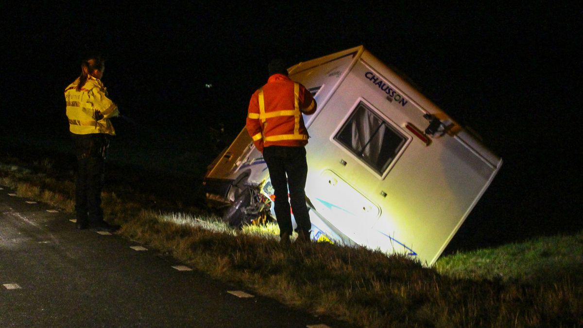 Camper in de greppel tussen Oldeberkoop en Zandhuizen