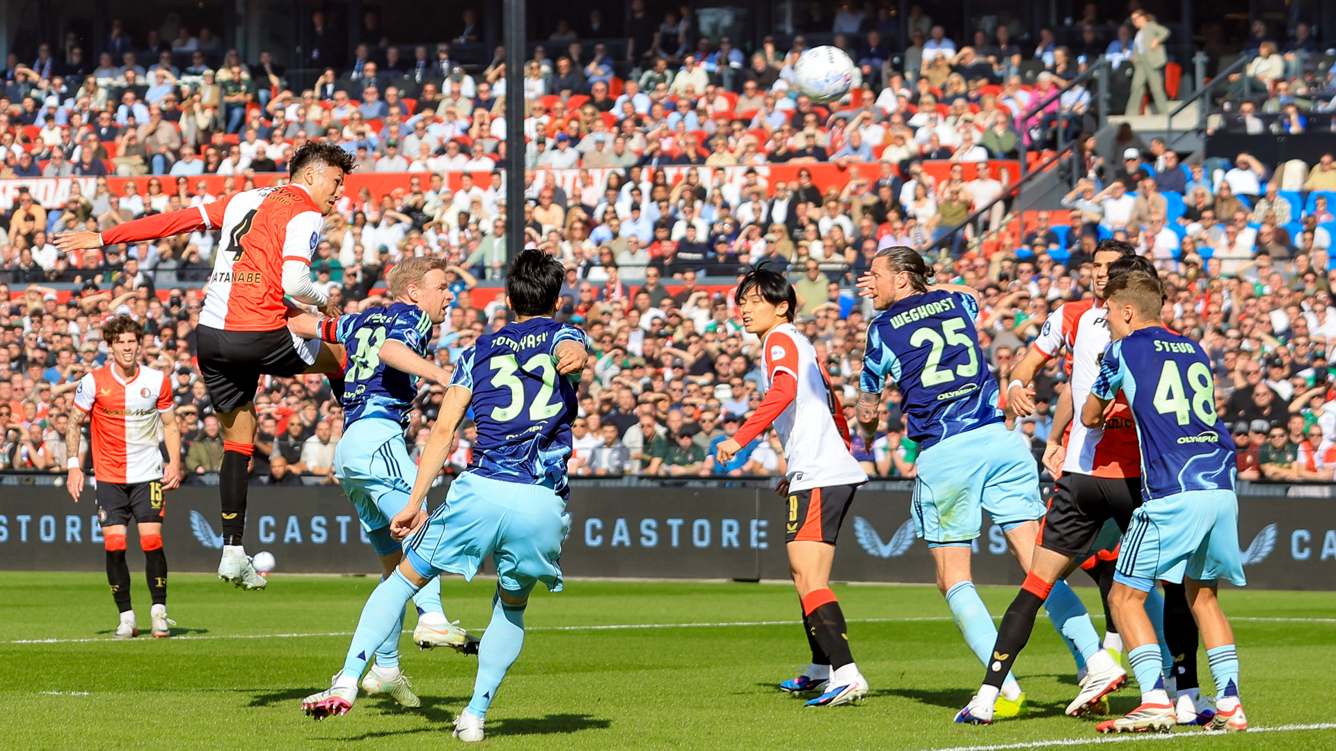 Tsuyoshi Watanabe vuurt een kopbal af tegen Ajax