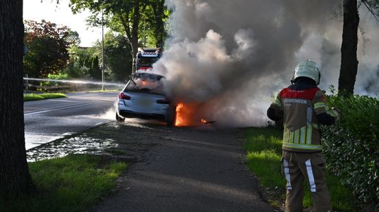Automobilist vlucht na verkeersongeval in Swalmen waarbij auto op helling terechtkomt. Automobilist vlucht na verkeersongeval in Swalmen waarbij auto op helling terechtkomt.