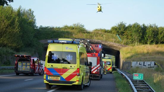 Foto: Dode en twee gewonden, jongemannen botsen op vrachtwagen
