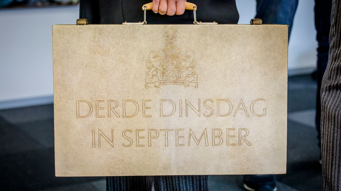 Het bekende koffertje van de minister van Financiën (Rechten: ANP / Bert Maat)