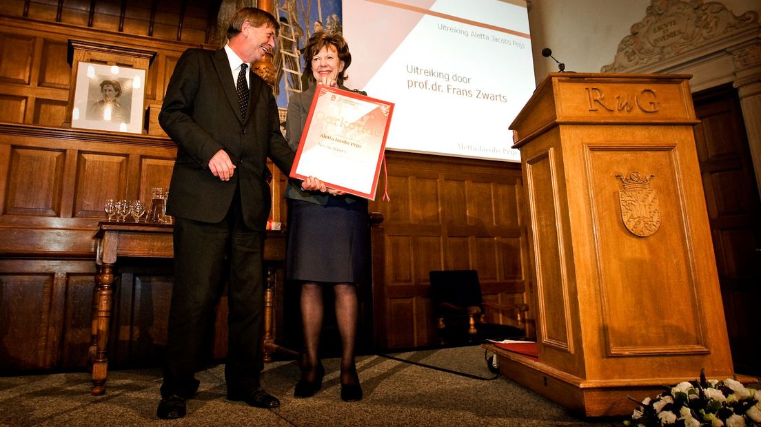 EU-commissaris Neelie Kroes krijgt in 2010 van Frans Zwarts de Aletta Jacobsprijs