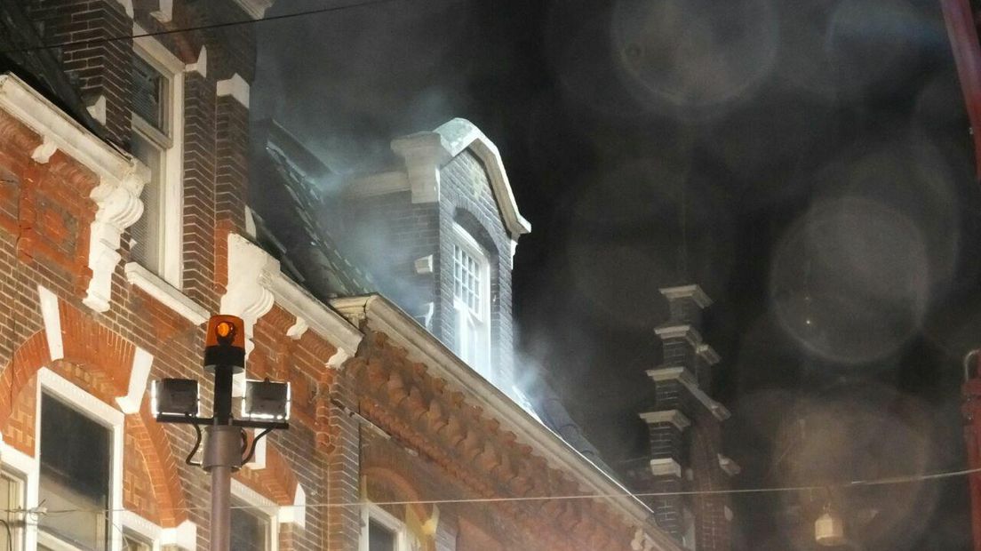 De brand is doorgeslagen naar het dak (Rechten: Van Oost Media)