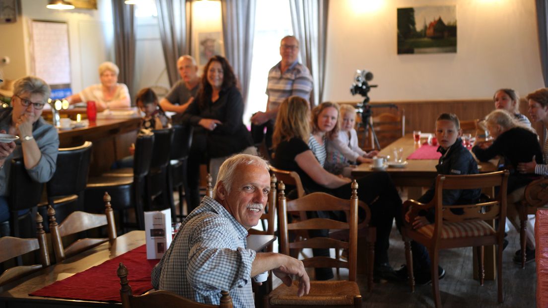 Bezoekers van het café kijken vol spanning naar de beelden vanuit het ooievaarsnest (Rechten: Robbert Oosting/RTV Drenthe)