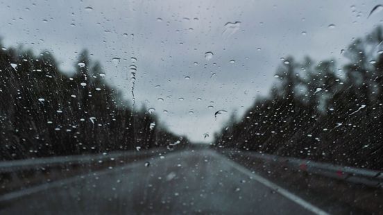 Pas op bij de eerste regen: zo wordt een droge weg ineens glad Home