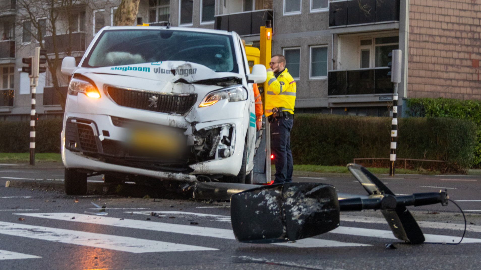De lantaarnpaal ligt omver op de Lepelaarsingel in Vlaardingen