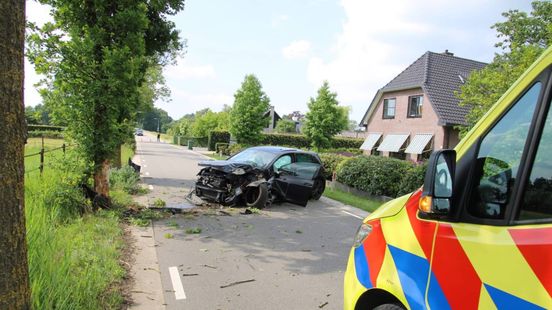 Automobilist gewond na botsing tegen boom