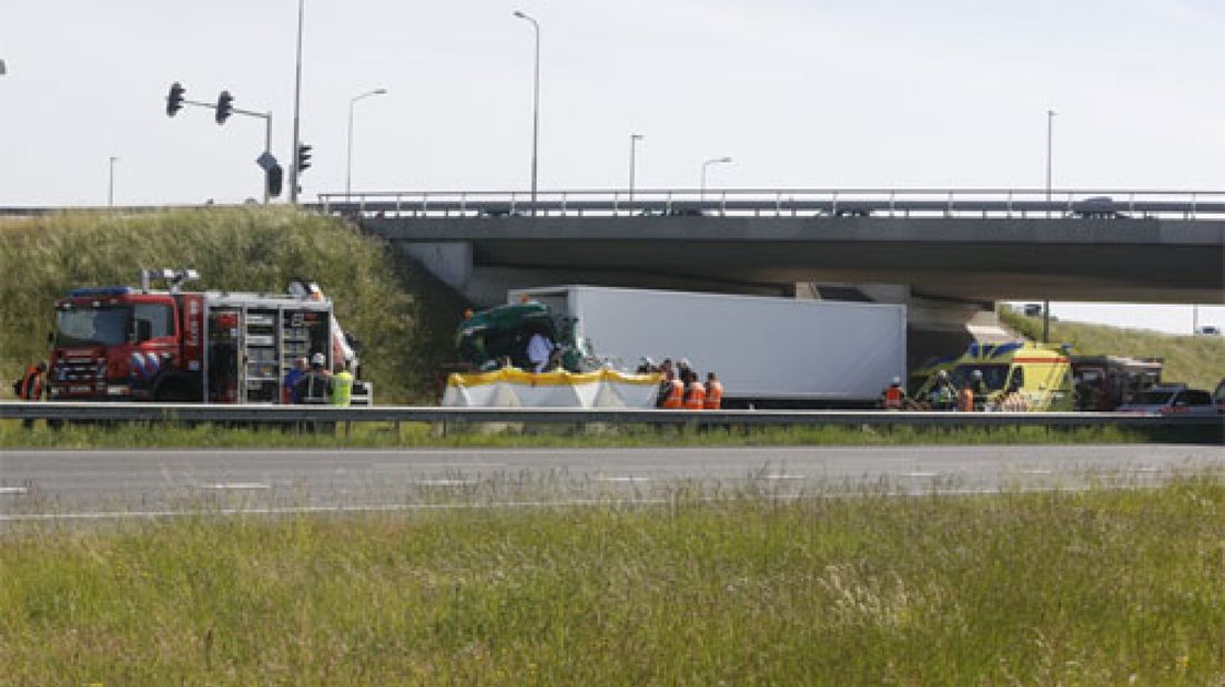 Bij een zwaar ongeluk op de A15 ter hoogte van Ochten is maandagochtend een 27-jarige vrachtwagenchauffeur uit Huissen om het leven gekomen.