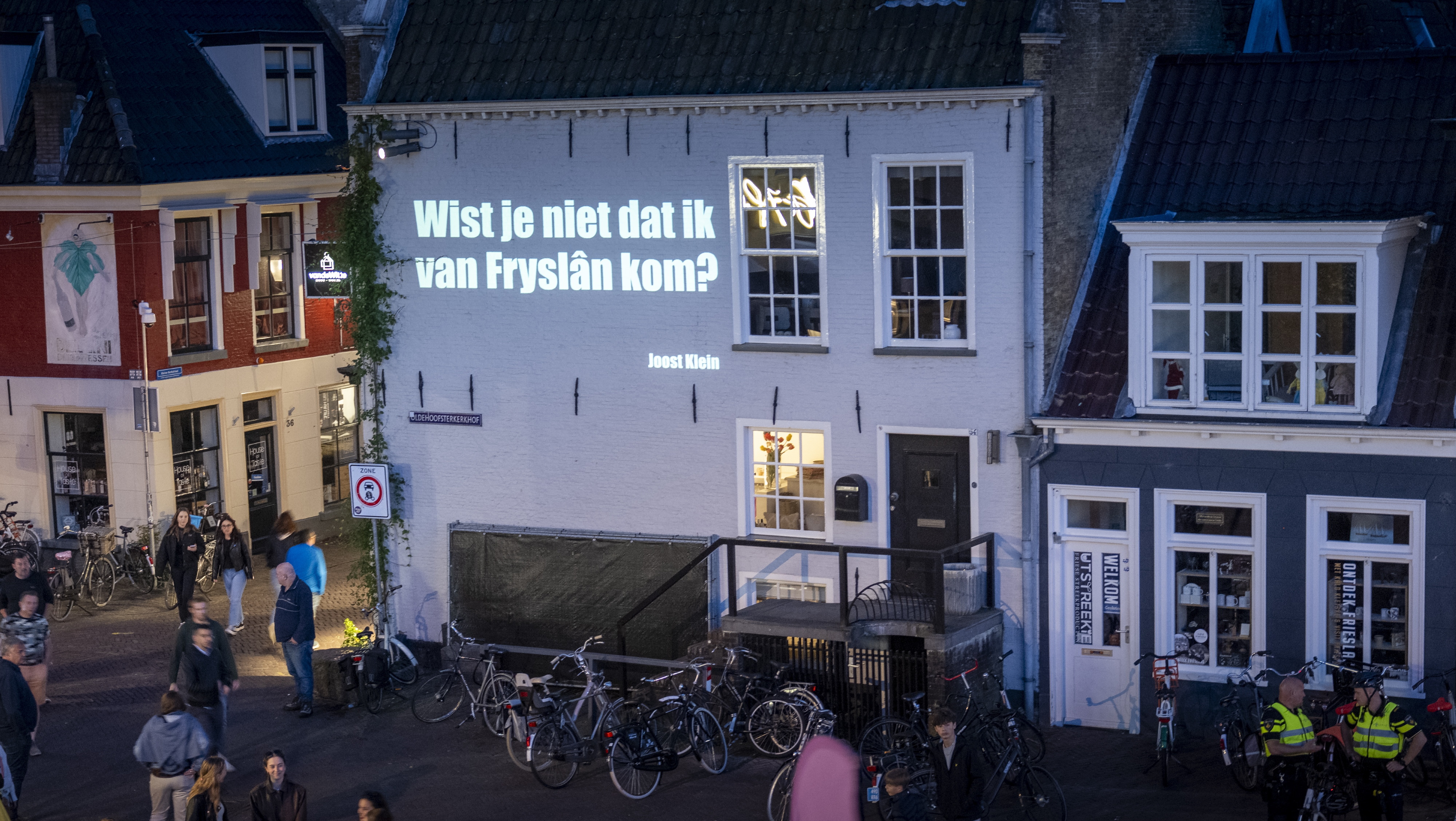 Op plekken rondom de Oldehove worden ook teksten van en over Joost Klein geprojecteerd