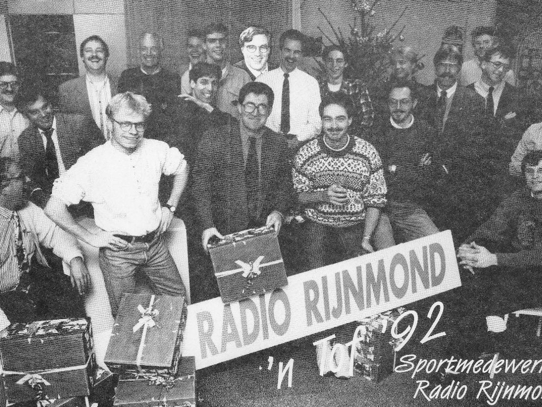 Sportredactie RTV Rijnmond in 1992 met Jan Broere (zesde van rechts met snor)
