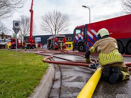 Brandweer heeft handen vol aan blussen industriebrand in Raalte
