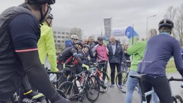 Honderden mensen willen met wielerlegende Joop Zoetemelk op de foto