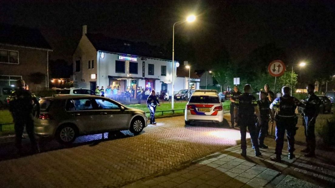 Agenten werden belaagd bij de vechtpartij in Arnhem.