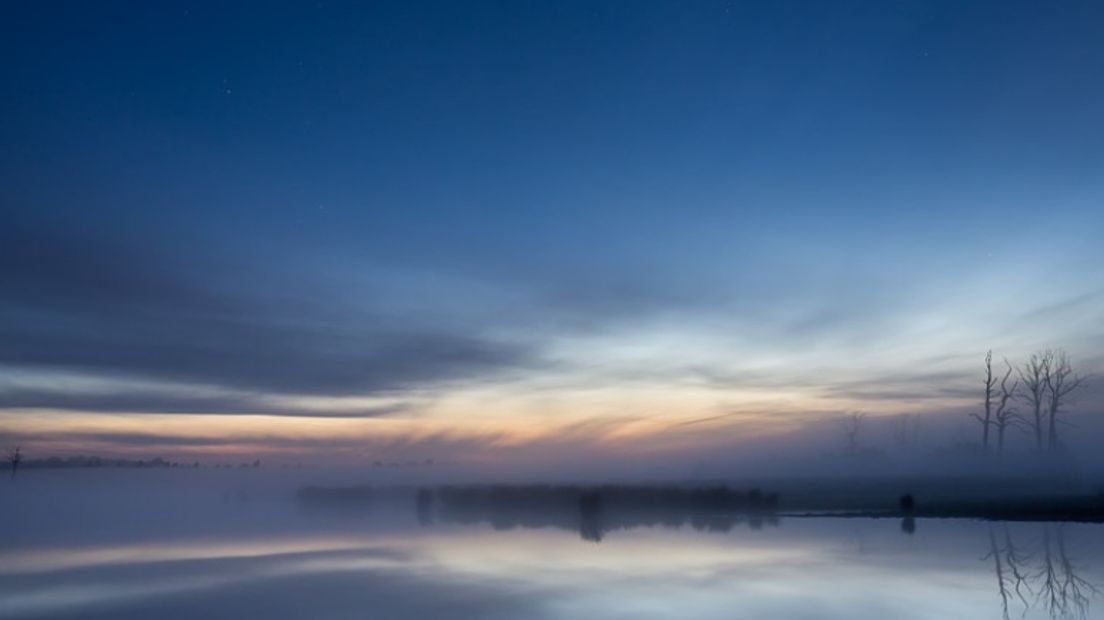 'Dit is echt een van mijn favoriete foto's van de NLC's, heel mysterieus, met mist en wolken om 03.15 uur' (Rechten: Karin Broekhuijsen)