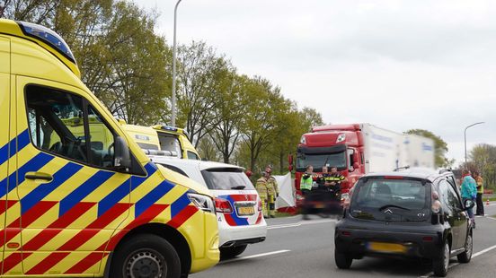 Ernstig ongeval op N377 De Krim, voetganger aangereden door vrachtwagen. Ernstig ongeval op N377 De Krim, voetganger aangereden door vrachtwagen.