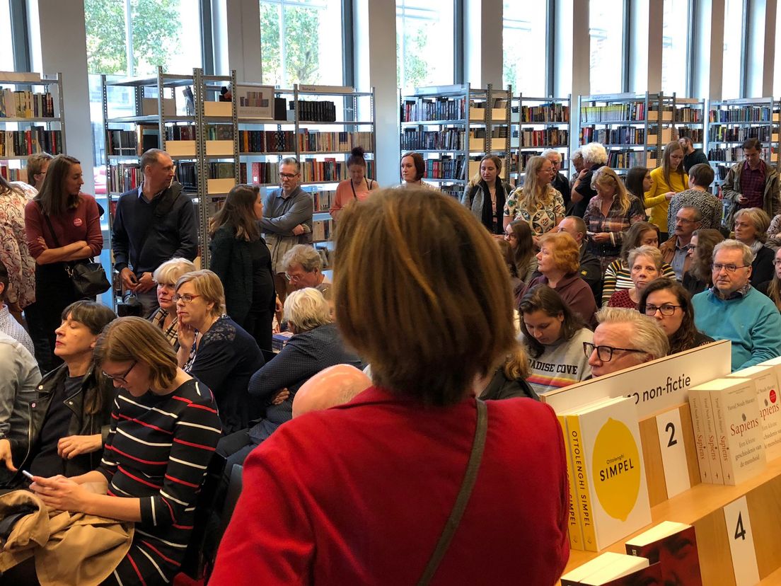 Antoinette Beumer wint boekenprijs in boekhandel Donner