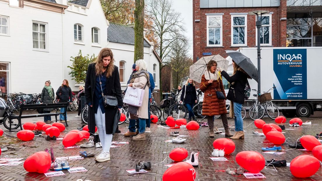 De ballonnen vertegenwoordige de hoop op een veilige terugkeer en hereniging met de families.