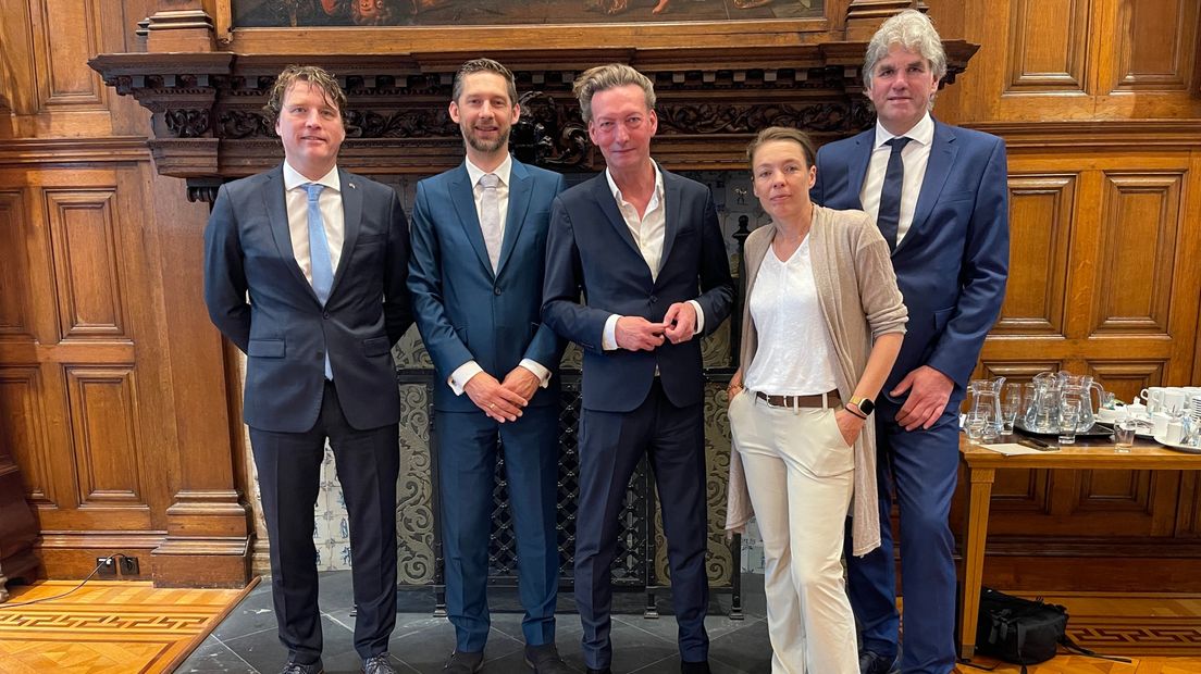 De vijf nieuwe gedeputeerden v.l.n.r. Bram Schmaal (Groninger Belang), Johan Hamster (ChristenUnie), Tjeerd van Dekken (PvdA), Susan Top (partijloos) en Henk Emmens (BBB).