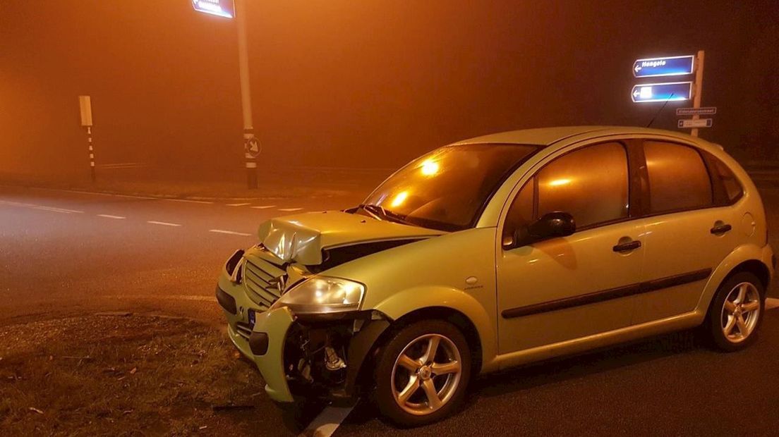 Auto botst op verkeerslicht in Hengelo