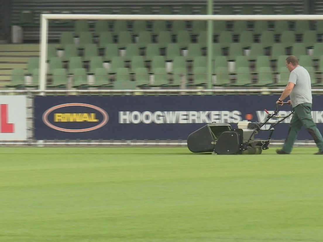 De laatste werkzaamheden aan het nieuwe veld van FC Dordrecht.