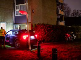 Politie vindt inbrekersgereedschap in gecrashte auto die tegen Zwolse flat reed
