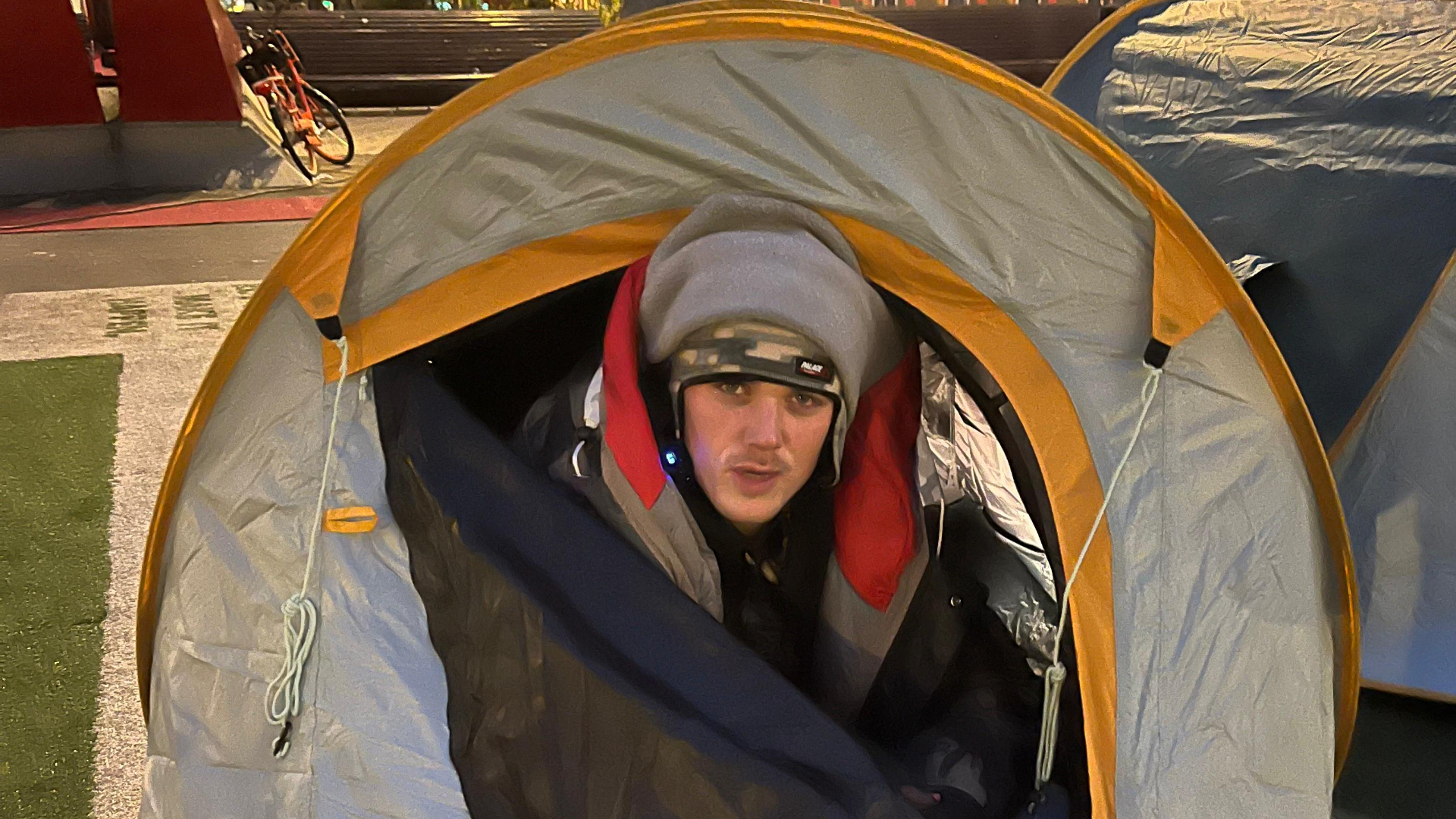 Zo werd verslaggever Rob van Groeningen 's ochtends wakker op het Schouwburgplein.