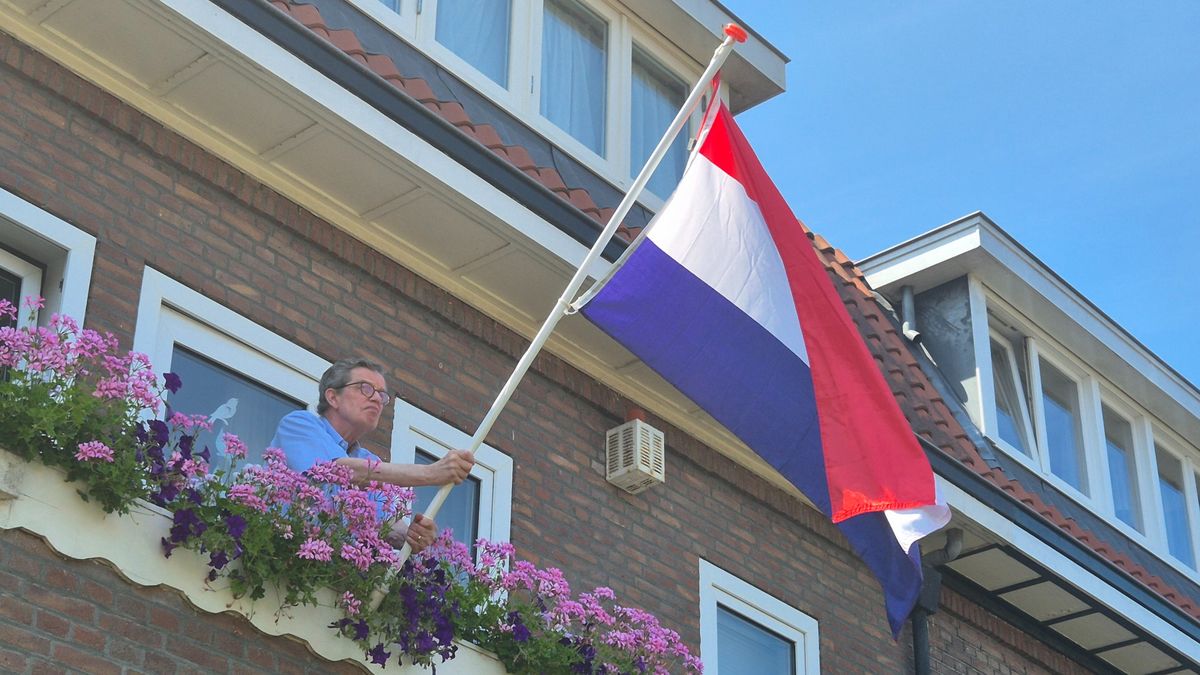 Vlag hangt uit in woonwijk om schrappen azc-locatie: 'Drink er een borrel op'