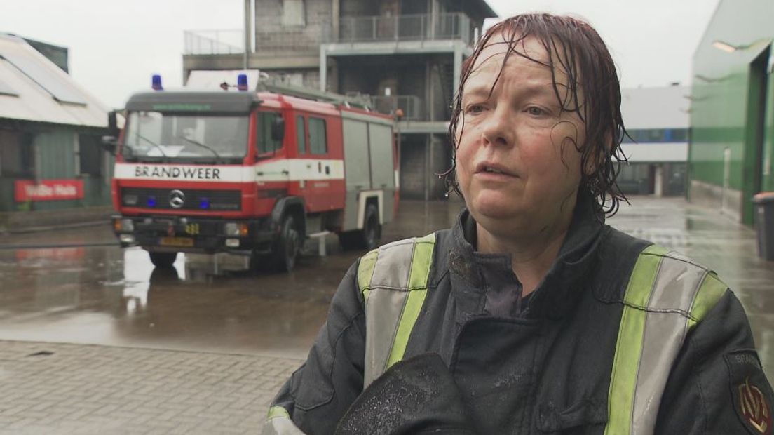 De 53-jarige Jorien Traas uit Oosterbeek spant vrijdag een zaak aan bij het College voor de Rechten van de Mens. Traas is al zeventien jaar vrijwilligster bij de brandweer, maar per 1 juli mag zij geen brand meer blussen.
