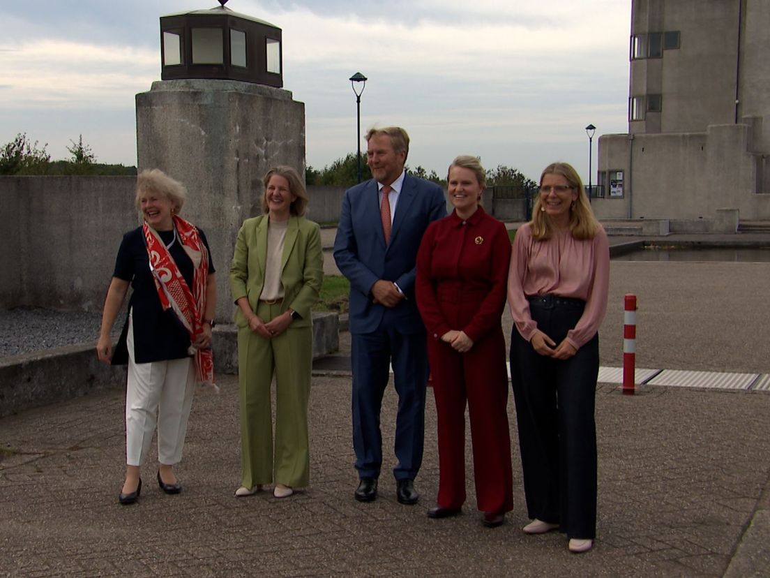 Koning Willem-Alexander bij aankomst bij Radio Kootwijk
