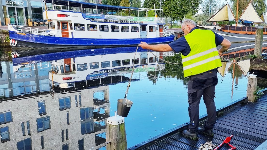 Een controleur checkt het water in de Eem.