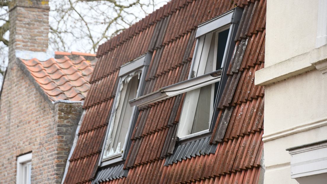 Brandweer bij woningbrand aan de Burgemeester Maarleveldstraat in Biervliet 2