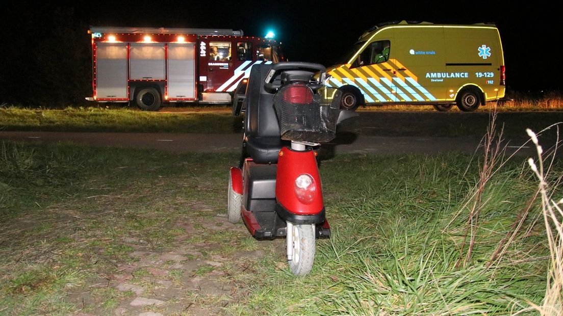 Scootmobiel belandt in de sloot