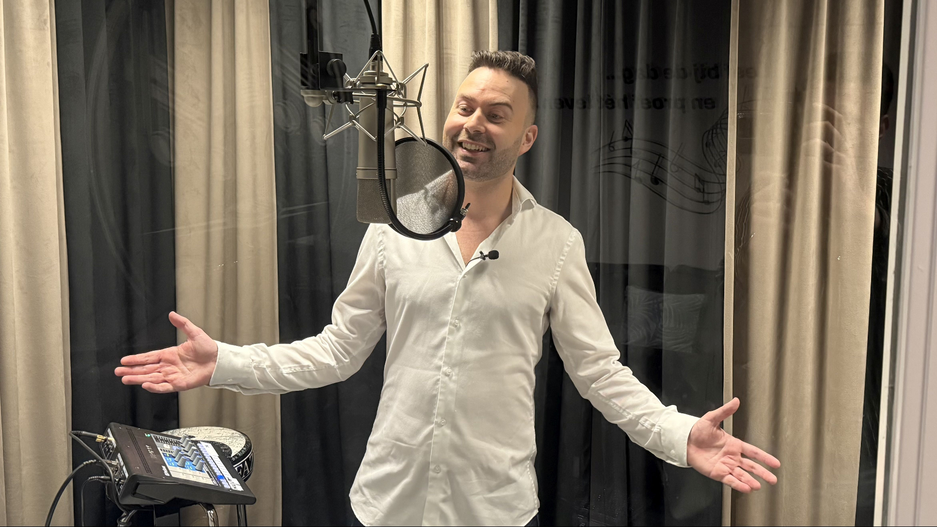 Menzo stopt met baan bij Shownieuws en gaat voor carrière als volkszanger