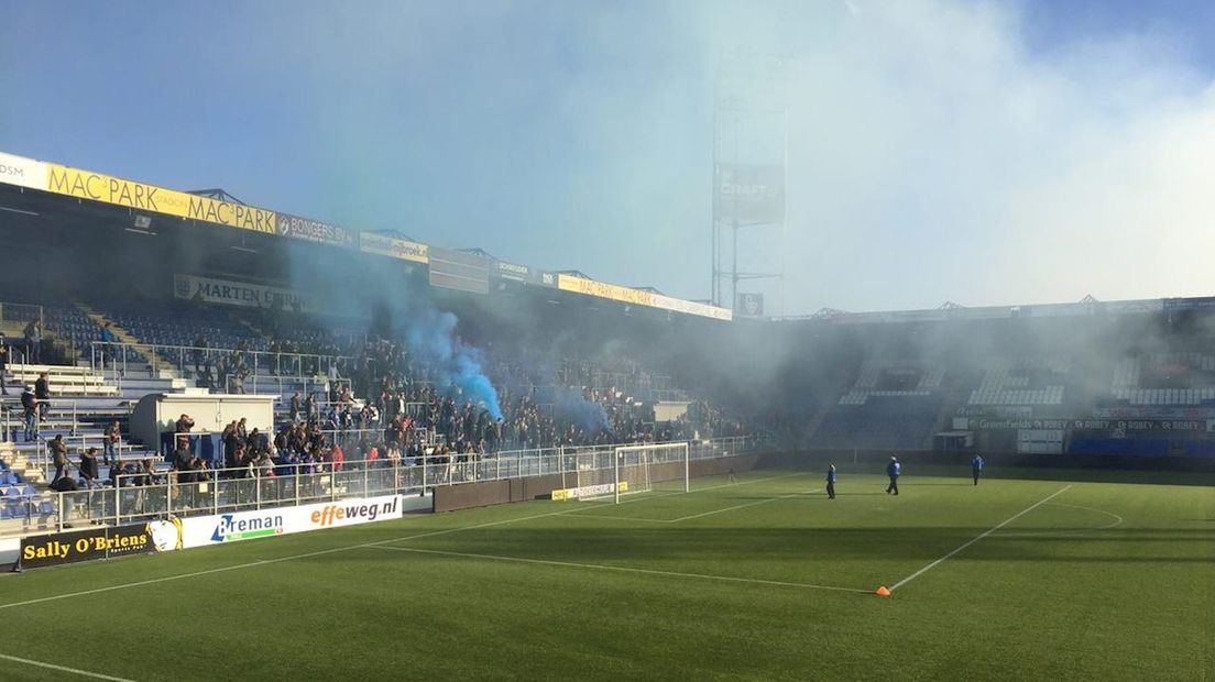 Blauwe fakkels waren ook aanwezig op de tribunes