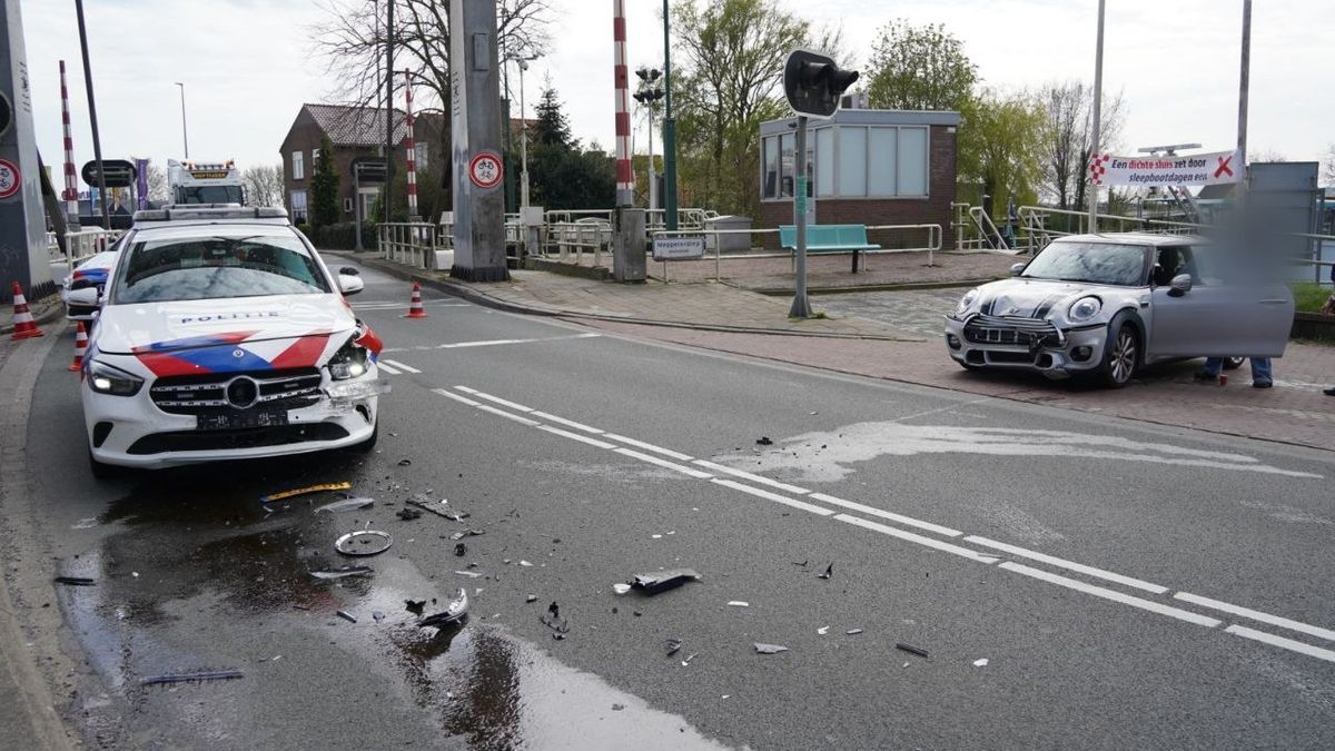 Politieauto crasht onderweg naar drijfzandincident in Zwartsluis