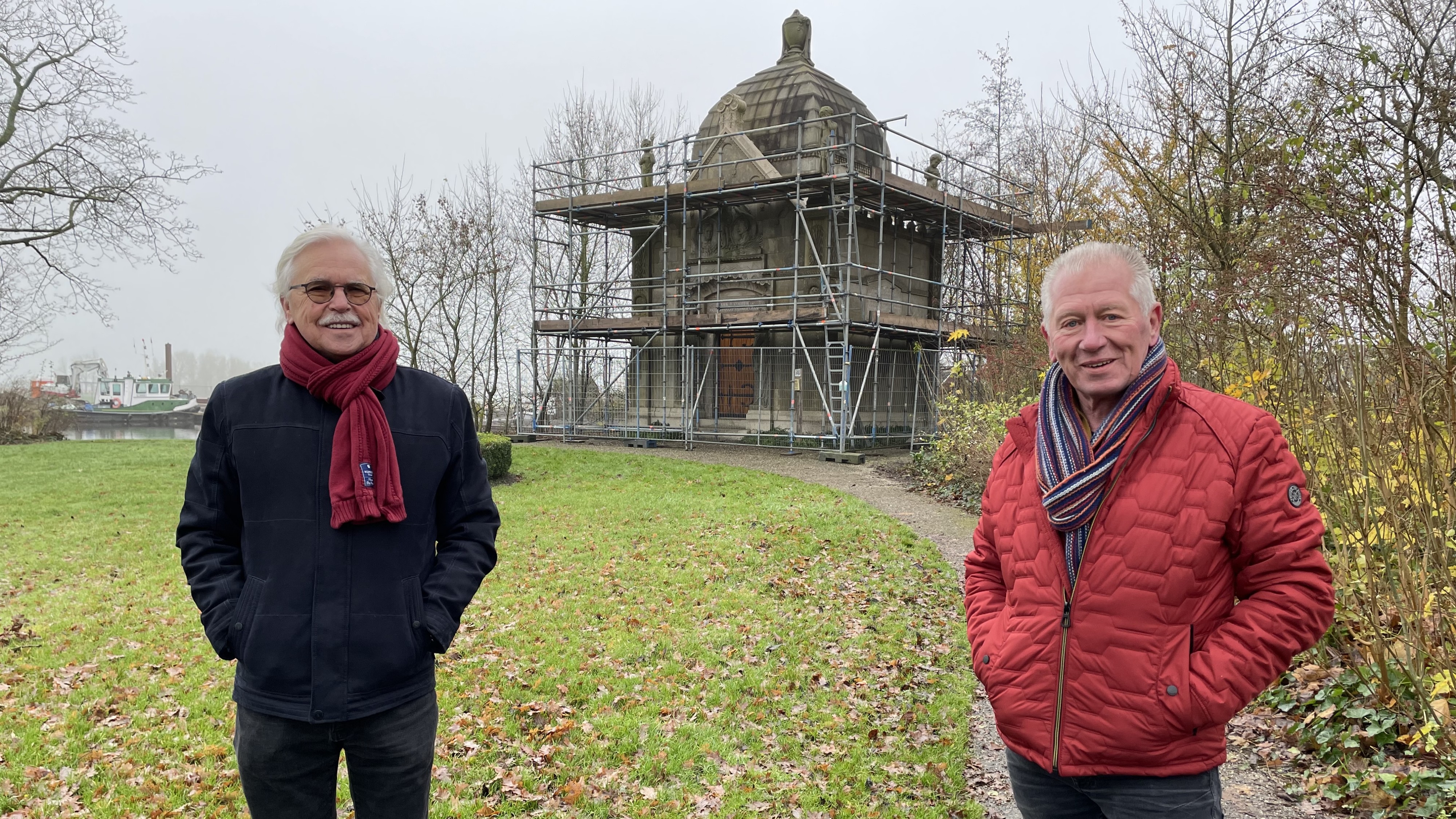 Na 115 jaar de tombe geopend: Frank Cooper-mausoleum in Akkrum compleet